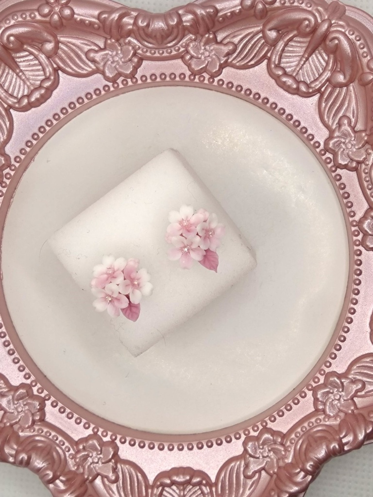桜のミニブーケピアス