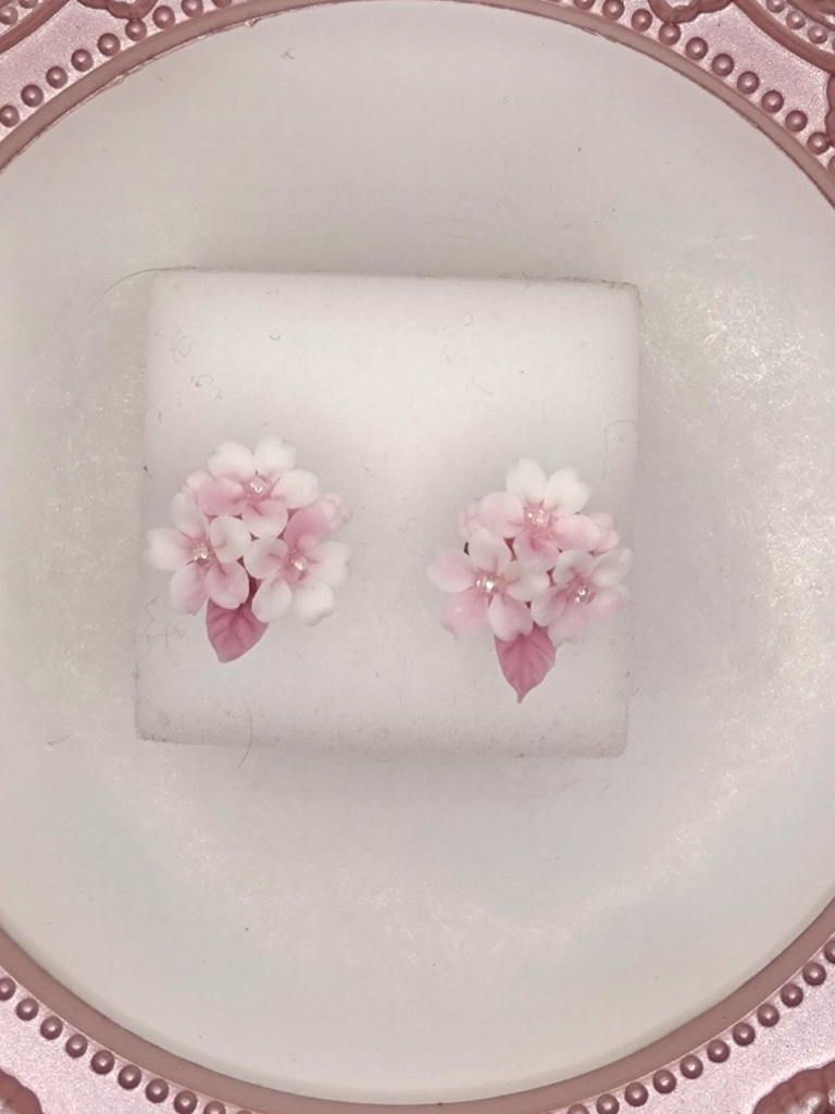 桜のミニブーケピアス