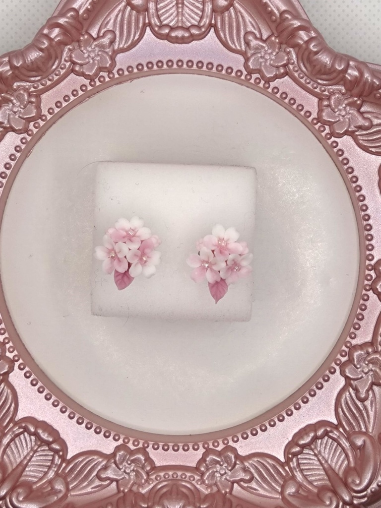 桜のミニブーケピアス