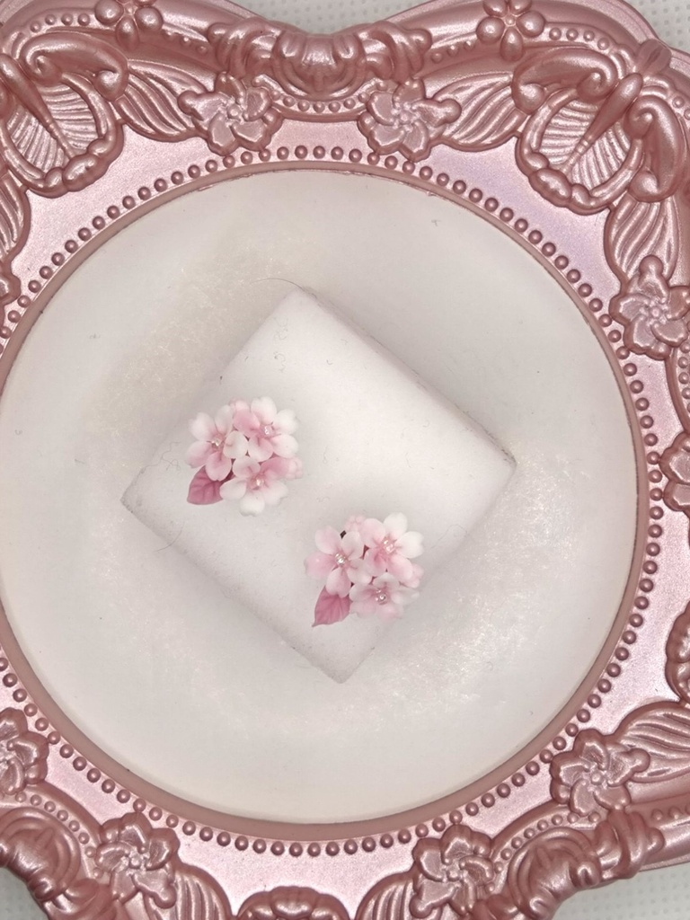 桜のミニブーケピアス