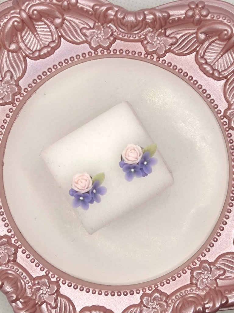 バラとライラックのミニブーケピアス