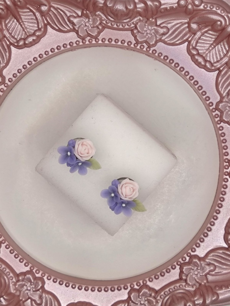 バラとライラックのミニブーケピアス