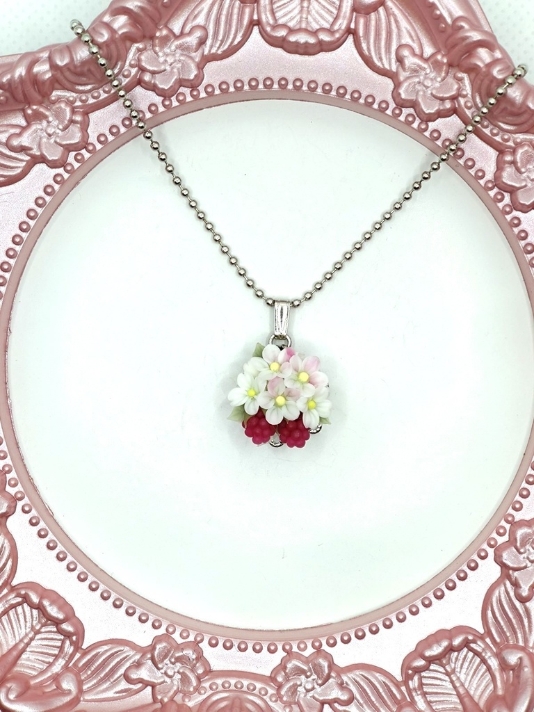 182 ワイン色の木苺ブーケネックレス