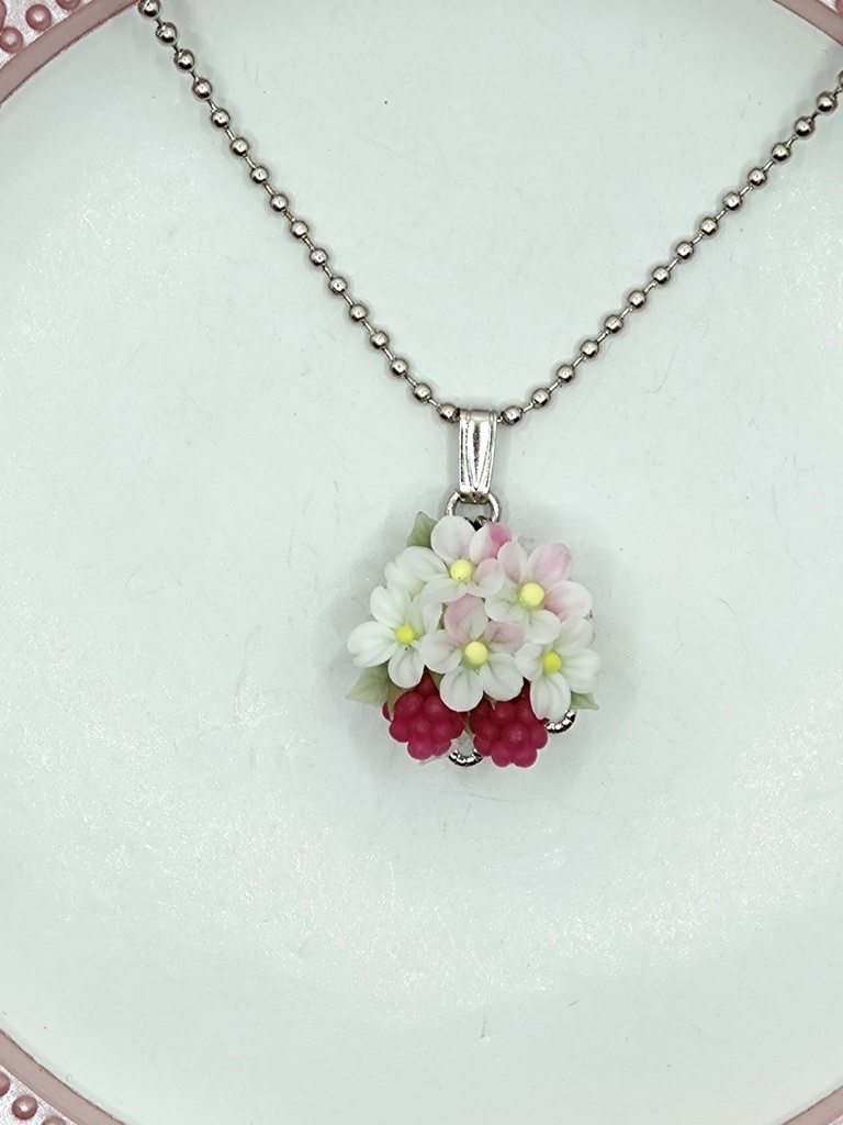 182 ワイン色の木苺ブーケネックレス
