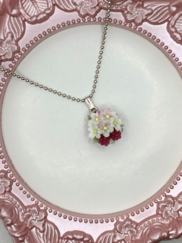 182 ワイン色の木苺ブーケネックレス