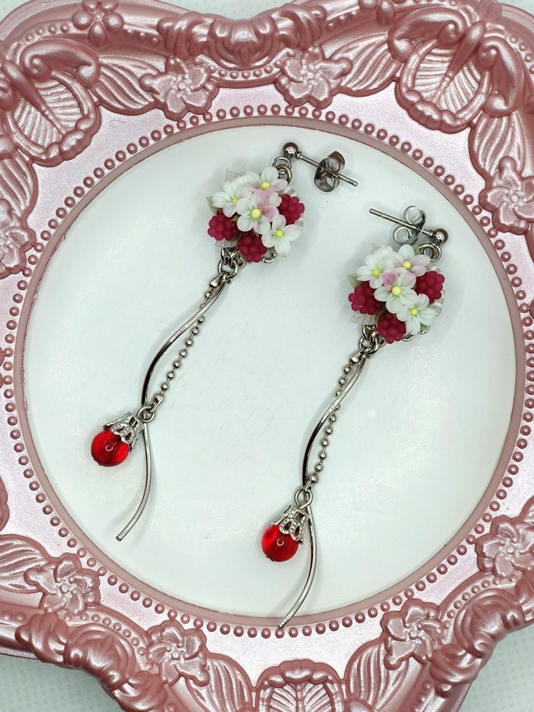 183 ワイン色の木苺ブーケピアス(サージカルステンレス）パーツ変更可