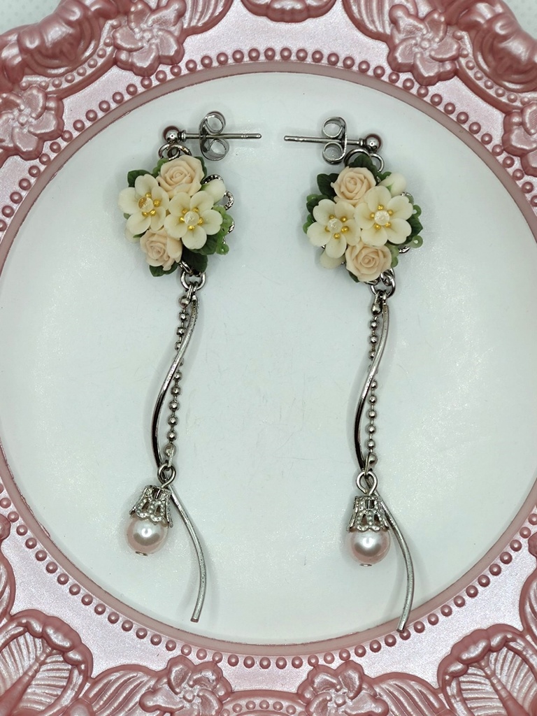 171 薄ピンクのバラと桜のブーケピアス(サージカルステンレス)パーツ変更可
