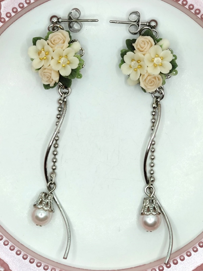 171 薄ピンクのバラと桜のブーケピアス(サージカルステンレス)パーツ変更可