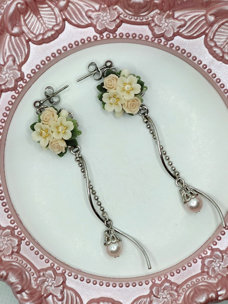 171 薄ピンクのバラと桜のブーケピアス(サージカルステンレス)パーツ変更可