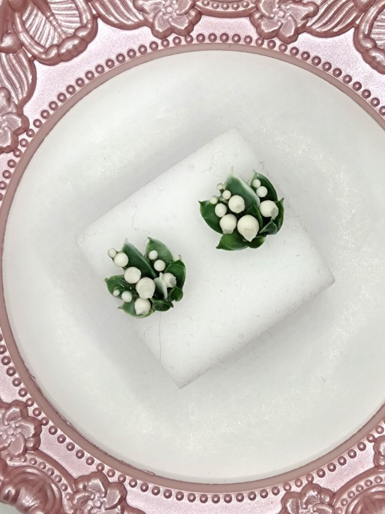 186 スズランのミニブーケピアス