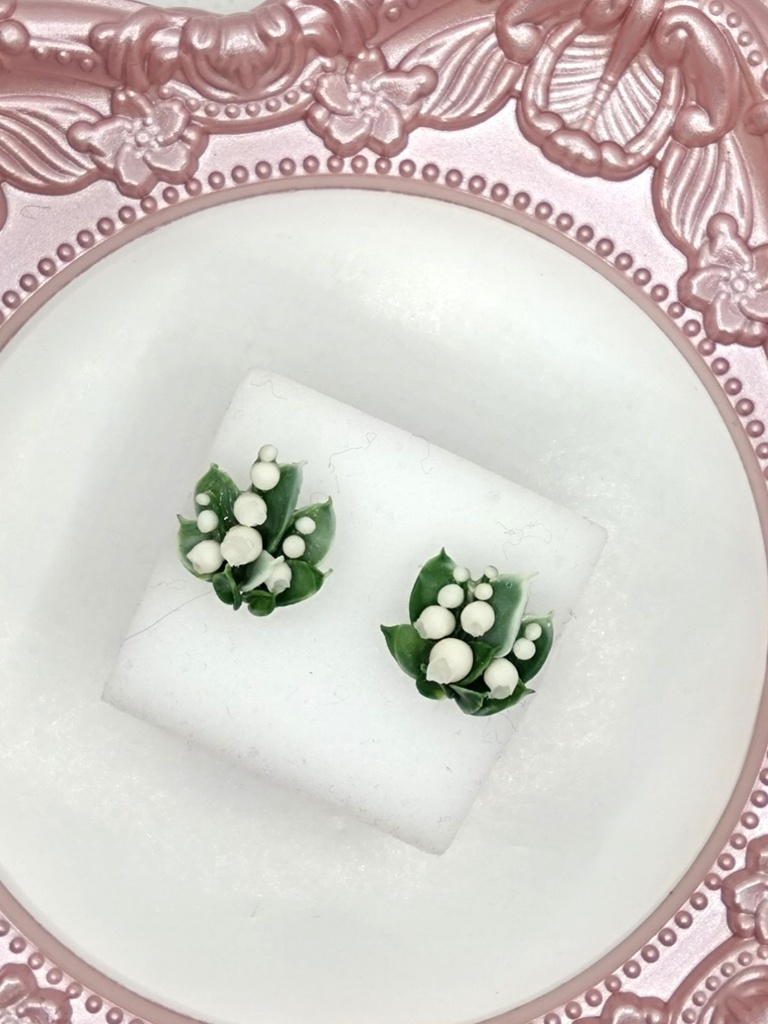 186 スズランのミニブーケピアス