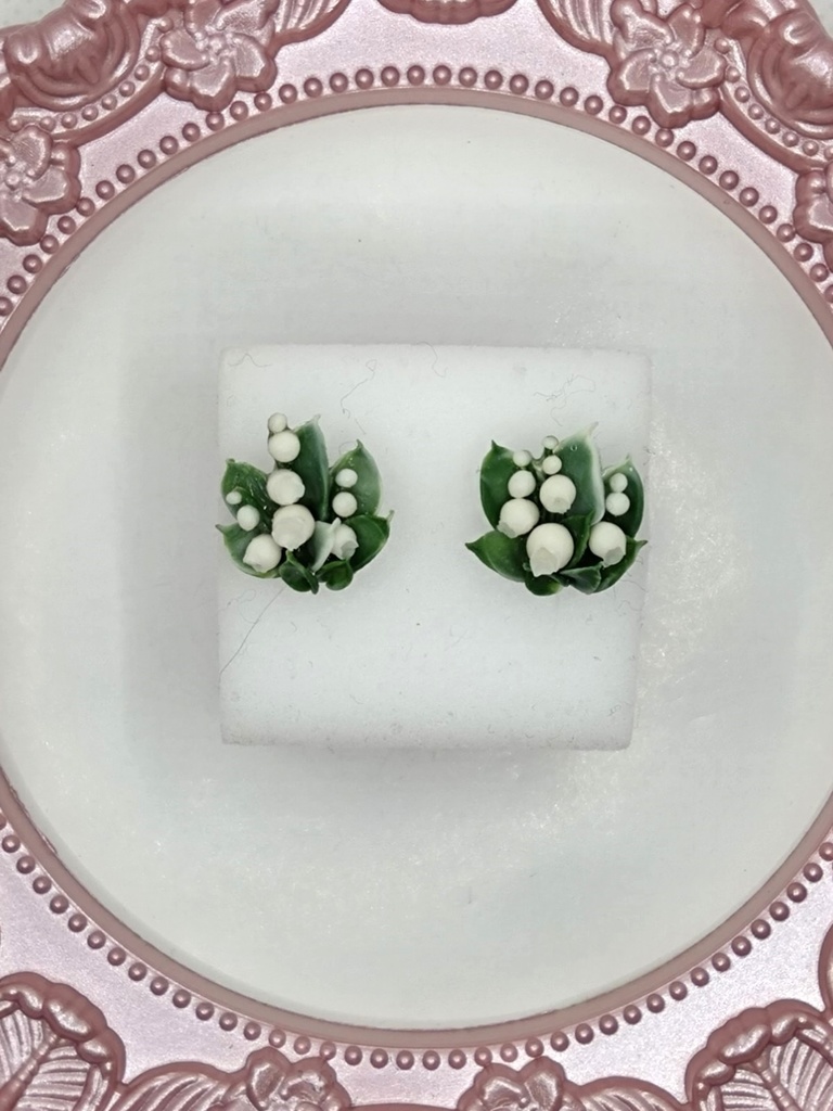 186 スズランのミニブーケピアス