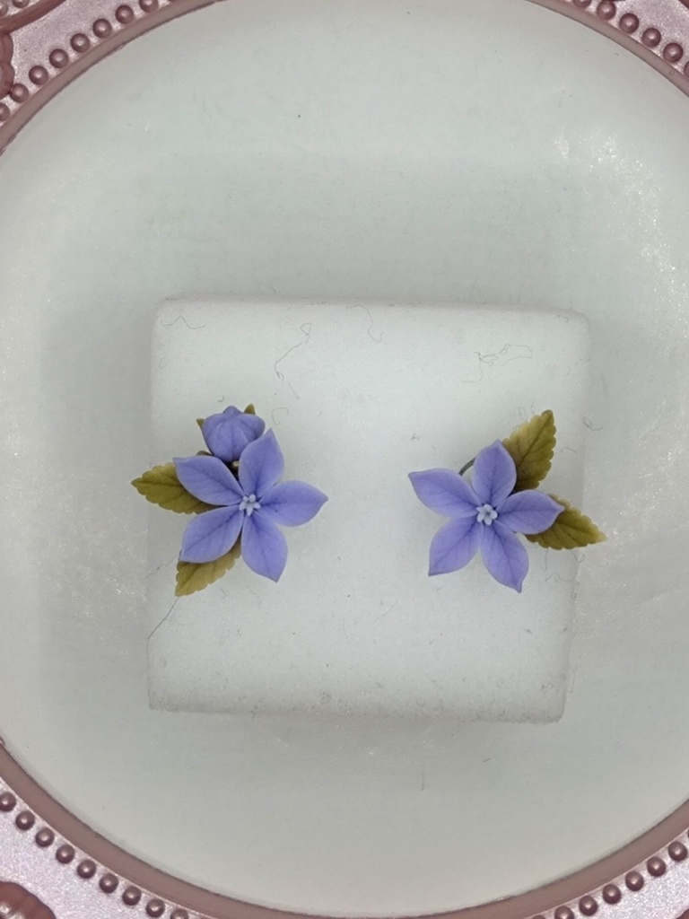 188 桔梗のミニブーケピアス