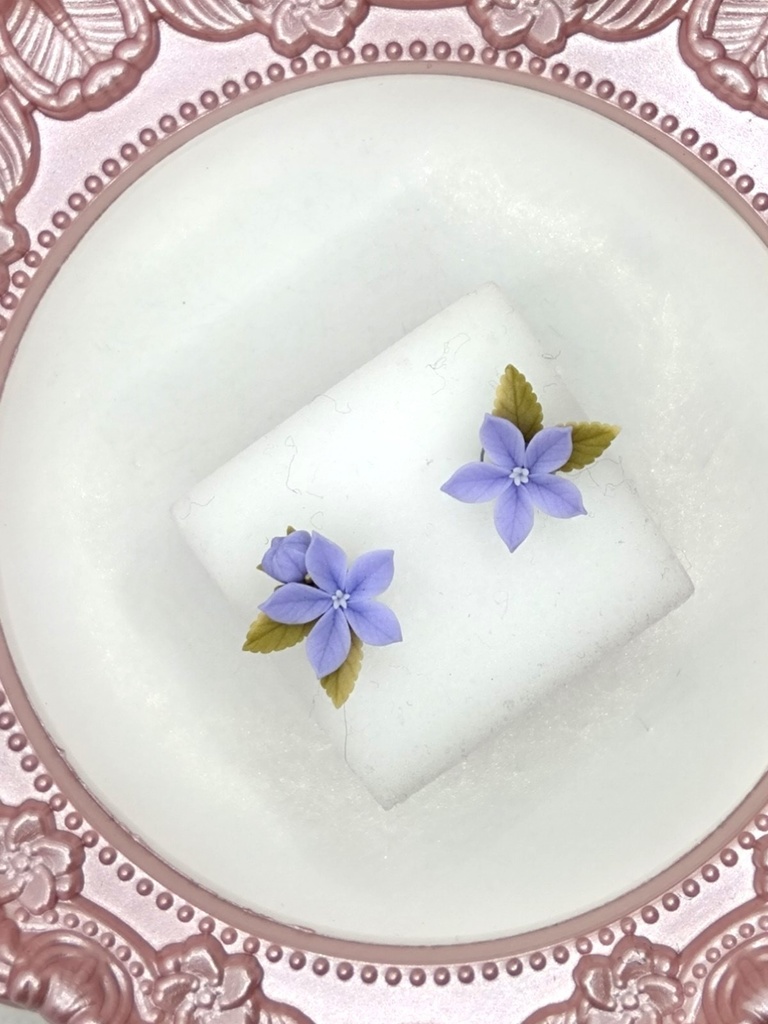 188 桔梗のミニブーケピアス