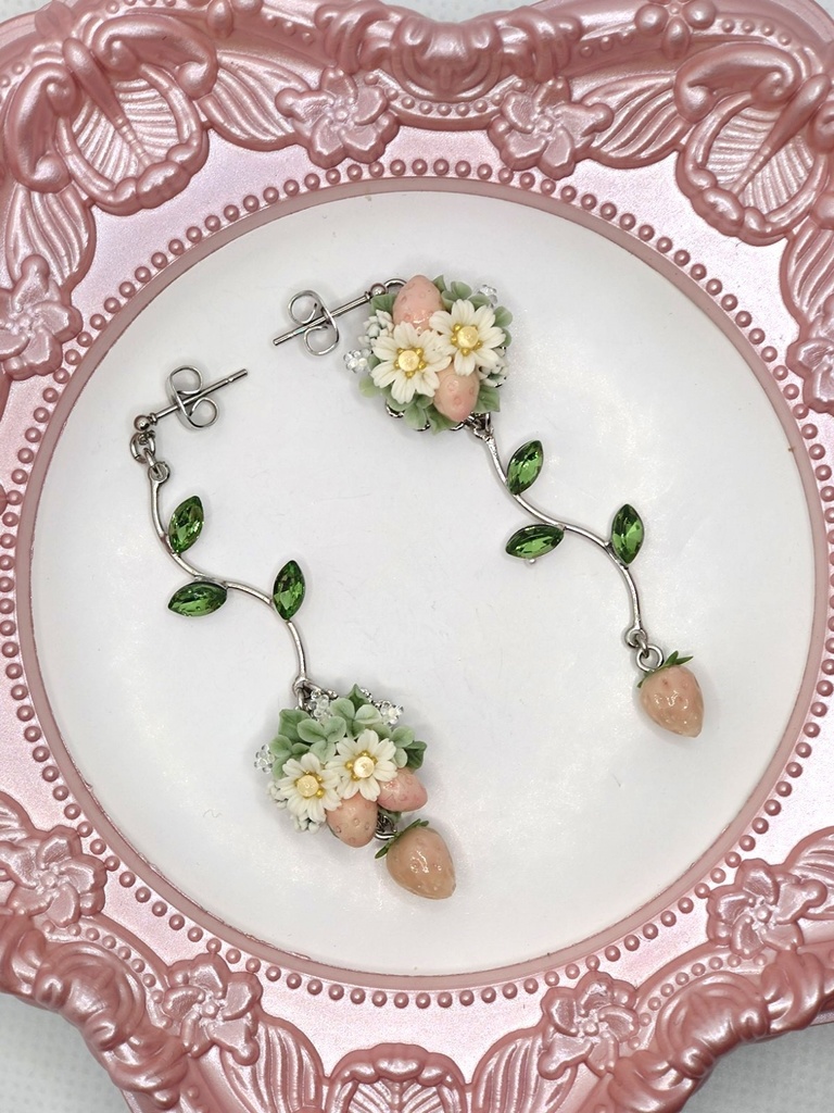 143 ピンクの苺ブーケピアス(サージカルステンレス)パーツ変更可