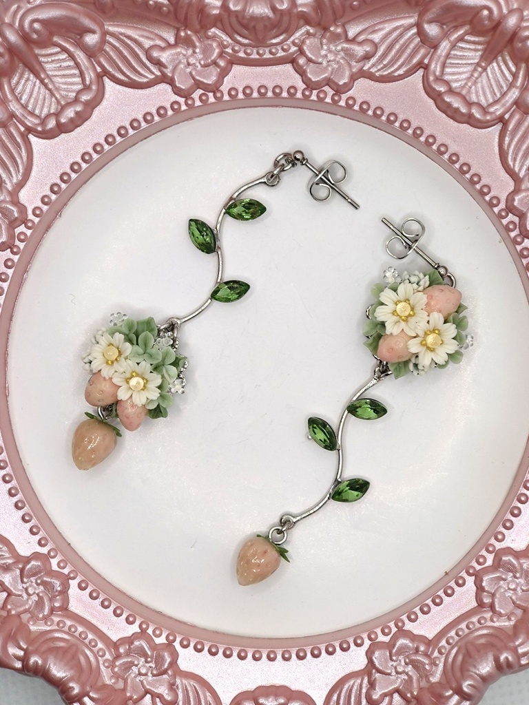 143 ピンクの苺ブーケピアス(サージカルステンレス）パーツ変更可