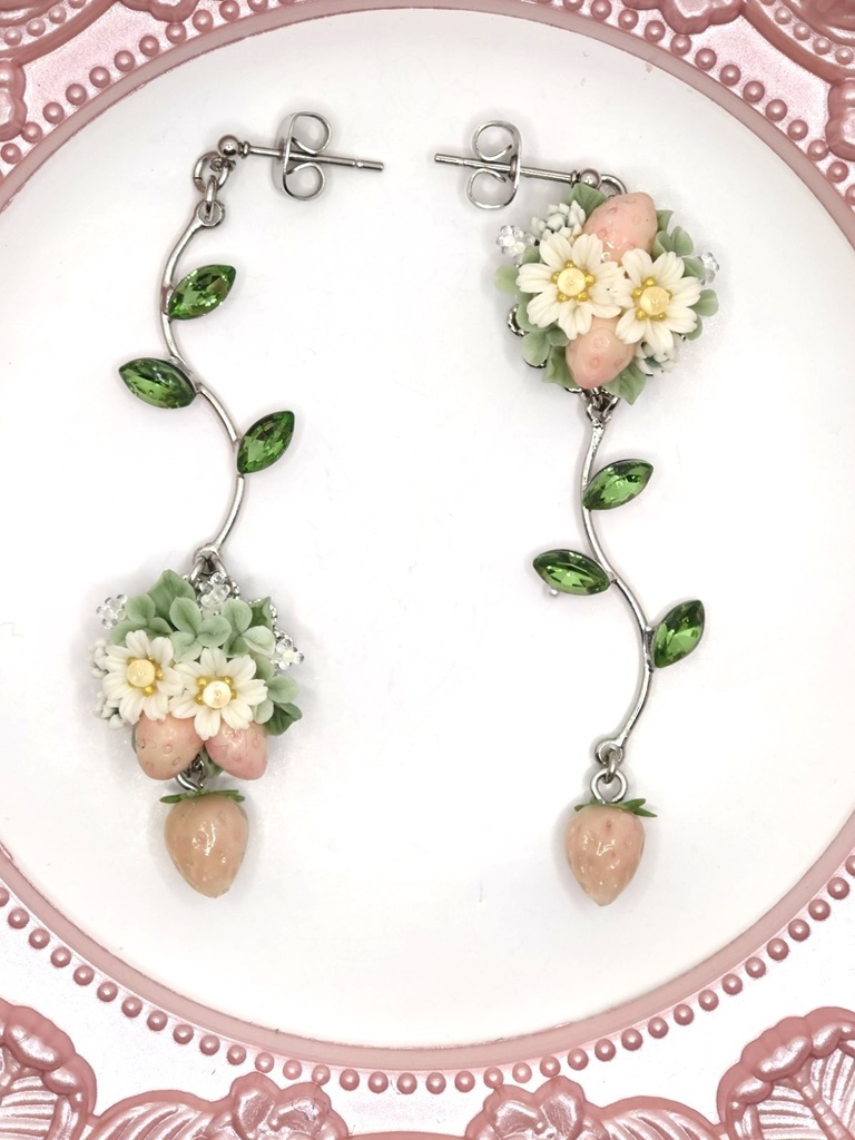 143 ピンクの苺ブーケピアス(サージカルステンレス)パーツ変更可