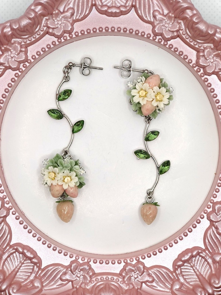 143 ピンクの苺ブーケピアス(サージカルステンレス)パーツ変更可