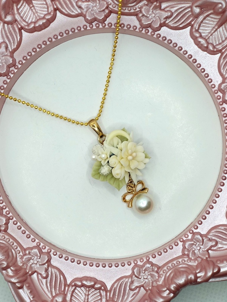 157 月下美人と三日月ブーケネックレス