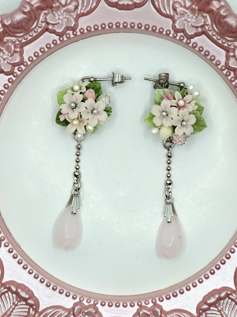 154 (花びらチャーム)桜のブーケピアス(サージカルステンレス)パーツ変更可