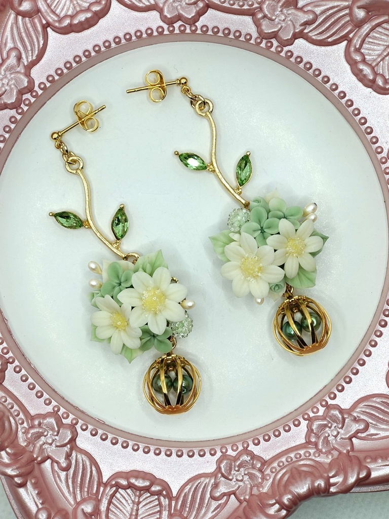 156 マーガレットとクローバーのブーケピアス(サージカルステンレス)パーツ変更可