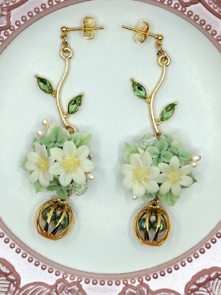 156 マーガレットとクローバーのブーケピアス(サージカルステンレス)パーツ変更可