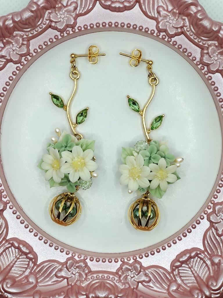 156 マーガレットとクローバーのブーケピアス(サージカルステンレス)パーツ変更可