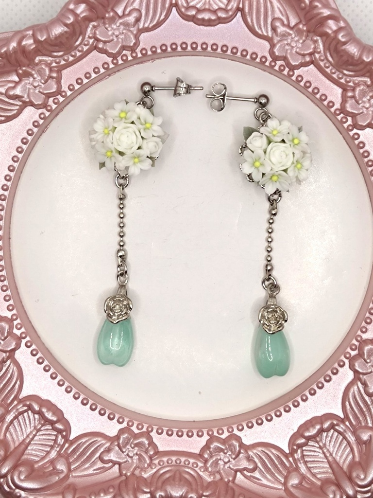 168 (花びらチャーム)白桜のラウンドブーケピアス(サージカルステンレス)パーツ変更可