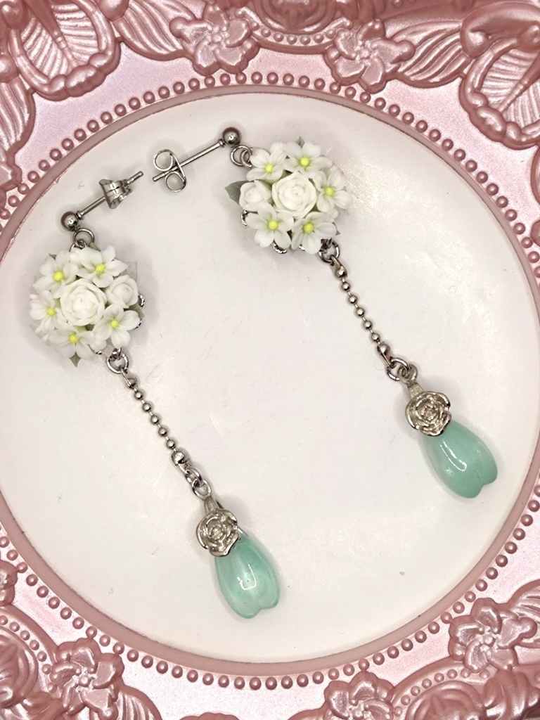 168 (花びらチャーム)白桜のラウンドブーケピアス(サージカルステンレス)パーツ変更可