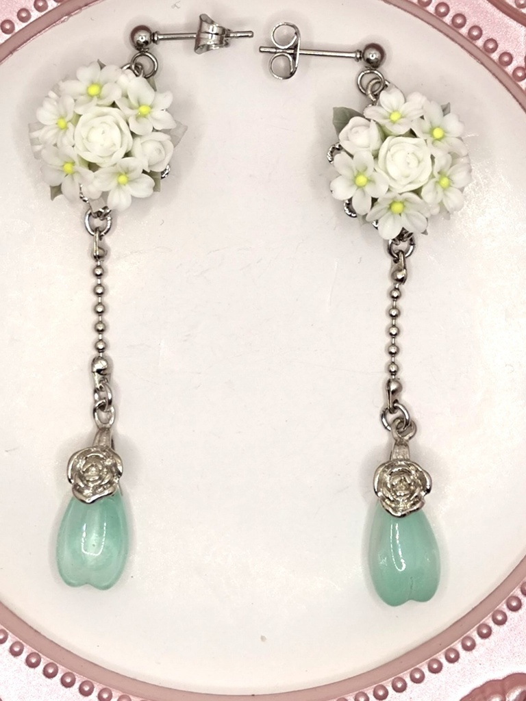 168 (花びらチャーム)白桜のラウンドブーケピアス(サージカルステンレス)パーツ変更可