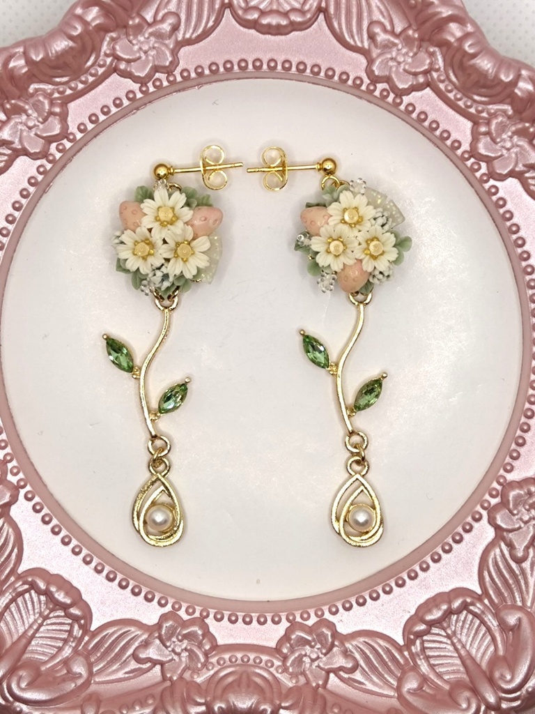 169 ピンクの苺ブーケピアス(サージカルステンレス)パーツ変更可