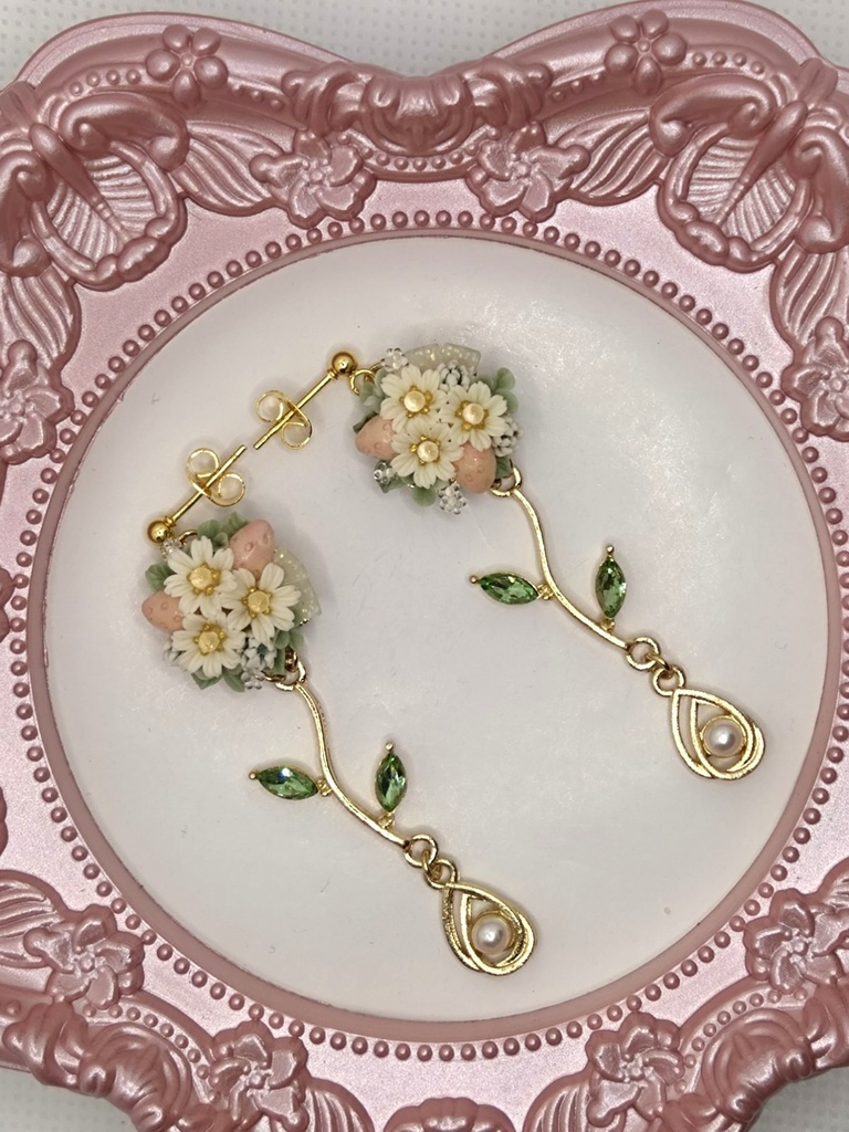 169 ピンクの苺ブーケピアス(サージカルステンレス)パーツ変更可