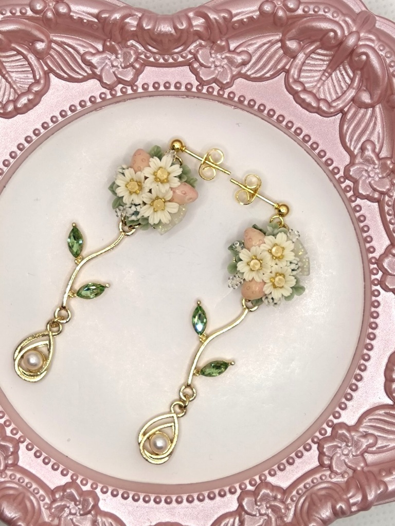 169 ピンクの苺ブーケピアス(サージカルステンレス)パーツ変更可