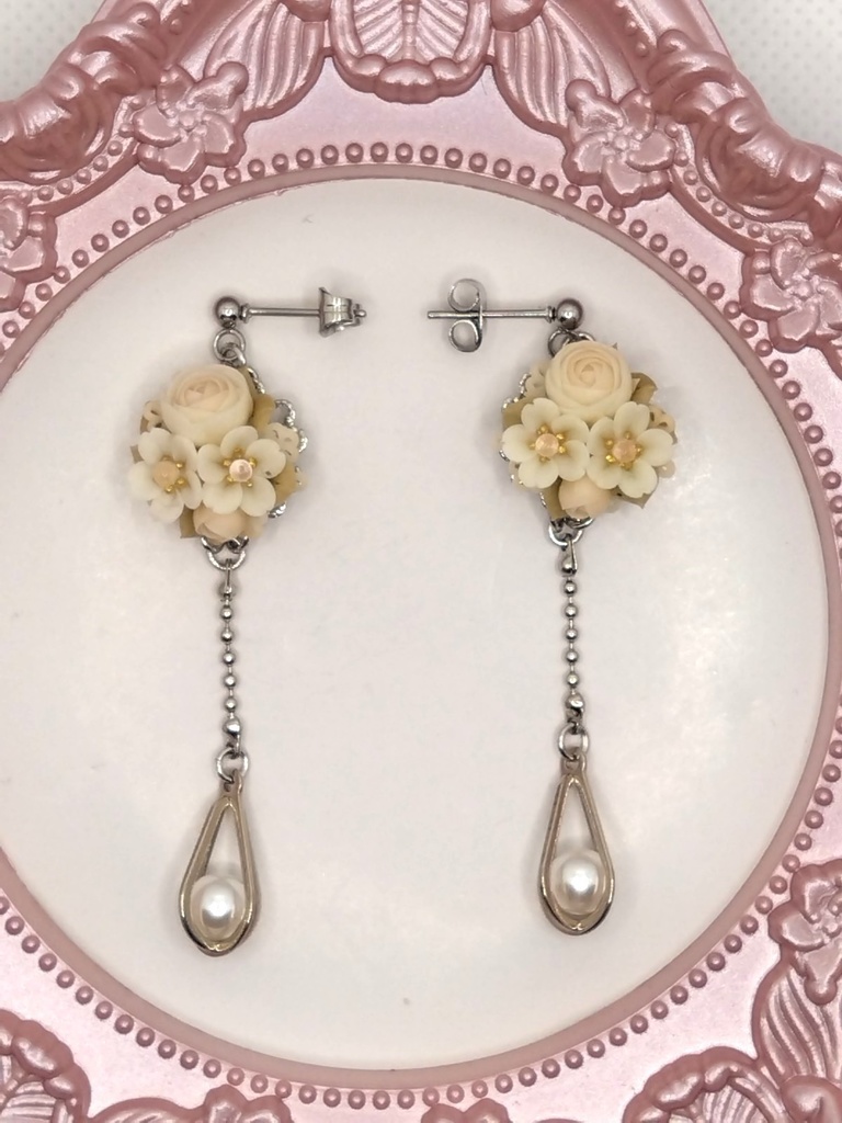 170 桜とラナンキュラスのブーケピアス(サージカルステンレス)パーツ変更可