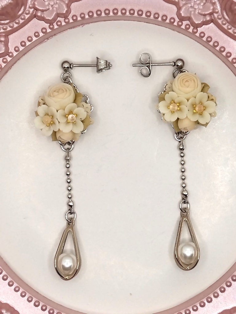 170 桜とラナンキュラスのブーケピアス(サージカルステンレス)パーツ変更可