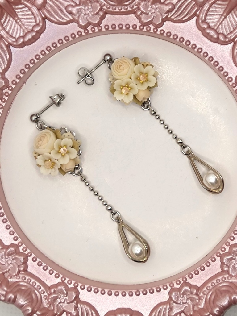 170 桜とラナンキュラスのブーケピアス(サージカルステンレス)パーツ変更可