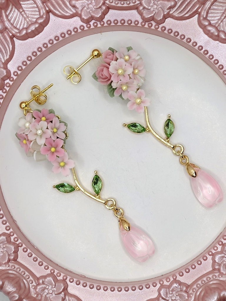 (花びらチャーム)桜のキャスケードブーケピアス(サージカルステンレス)/イヤリング/樹脂ノンホールピアス/クリップ式イヤリング(サージカルステンレス)