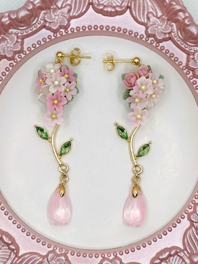 (花びらチャーム)桜のキャスケードブーケピアス(サージカルステンレス)/イヤリング/樹脂ノンホールピアス/クリップ式イヤリング(サージカルステンレス)