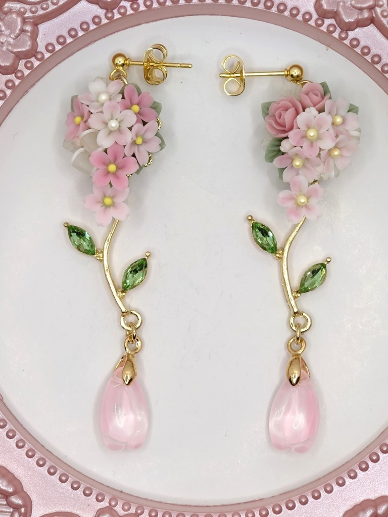 (花びらチャーム)桜のキャスケードブーケピアス(サージカルステンレス)/イヤリング/樹脂ノンホールピアス/クリップ式イヤリング(サージカルステンレス)