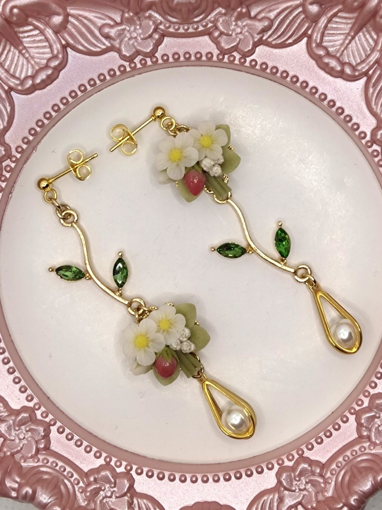 166 苺のブーケピアス(サージカルステンレス)パーツ変更可