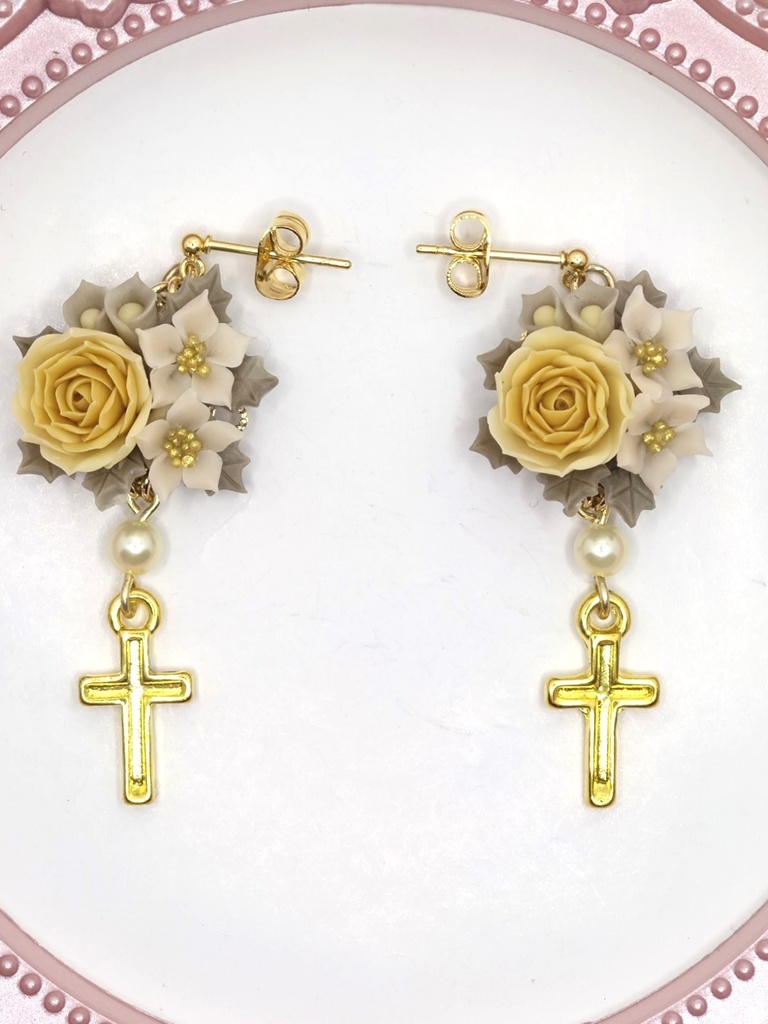 121 クリスマスローズと黄色のバラブーケピアス(サージカルステンレス)パーツ変更可