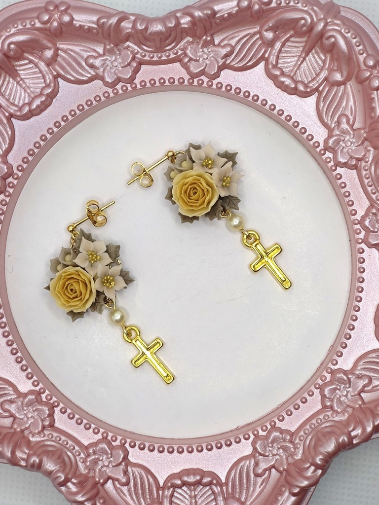 121 クリスマスローズと黄色のバラブーケピアス(サージカルステンレス)パーツ変更可