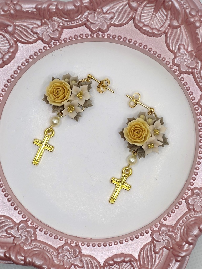 121 クリスマスローズと黄色のバラブーケピアス(サージカルステンレス）パーツ変更可