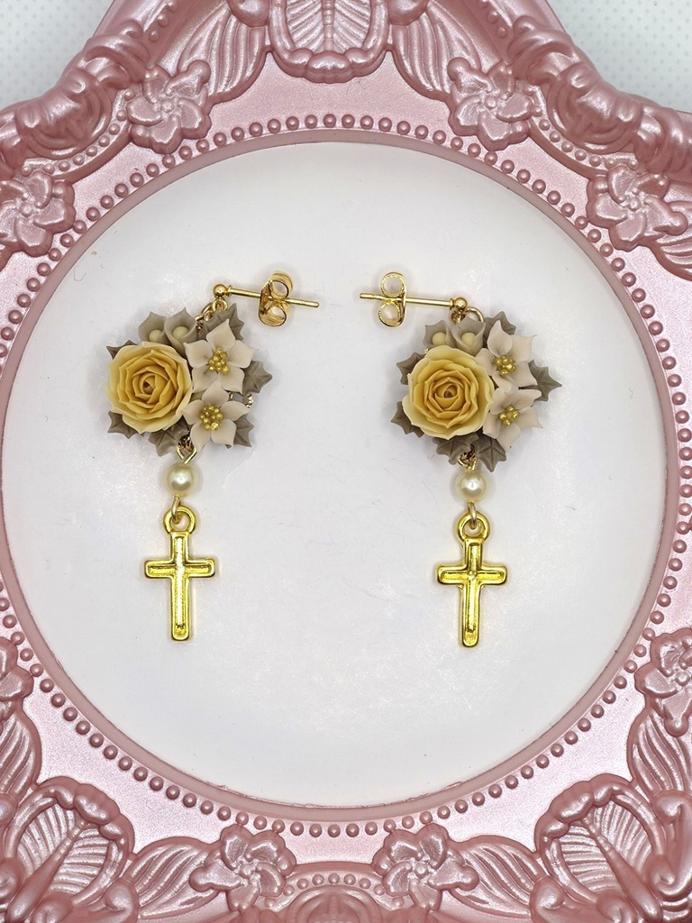 121 クリスマスローズと黄色のバラブーケピアス(サージカルステンレス)パーツ変更可