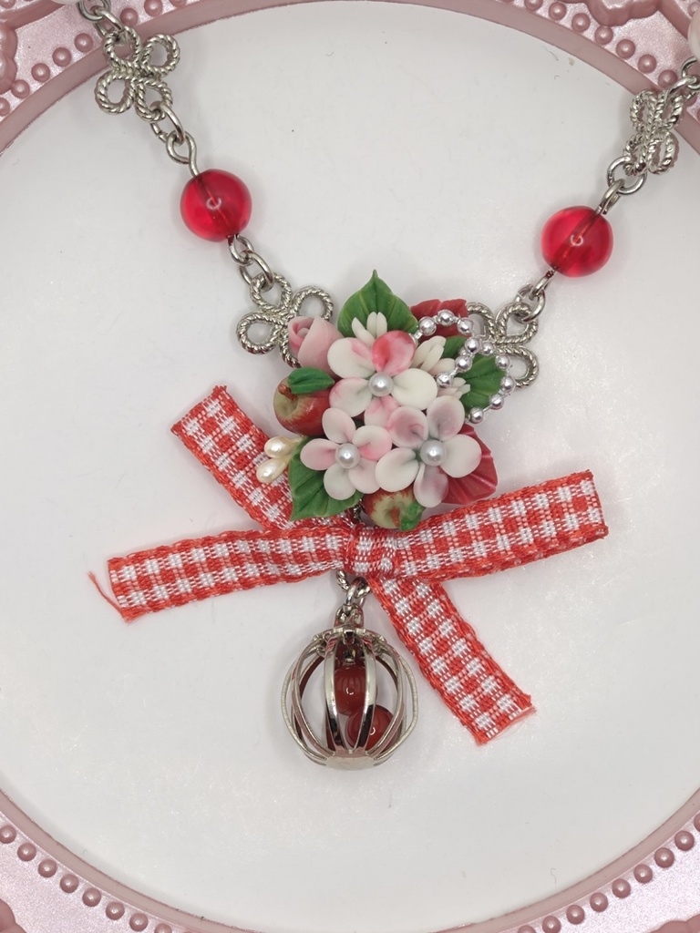 119 赤林檎のブーケネックレス(かごチャーム)