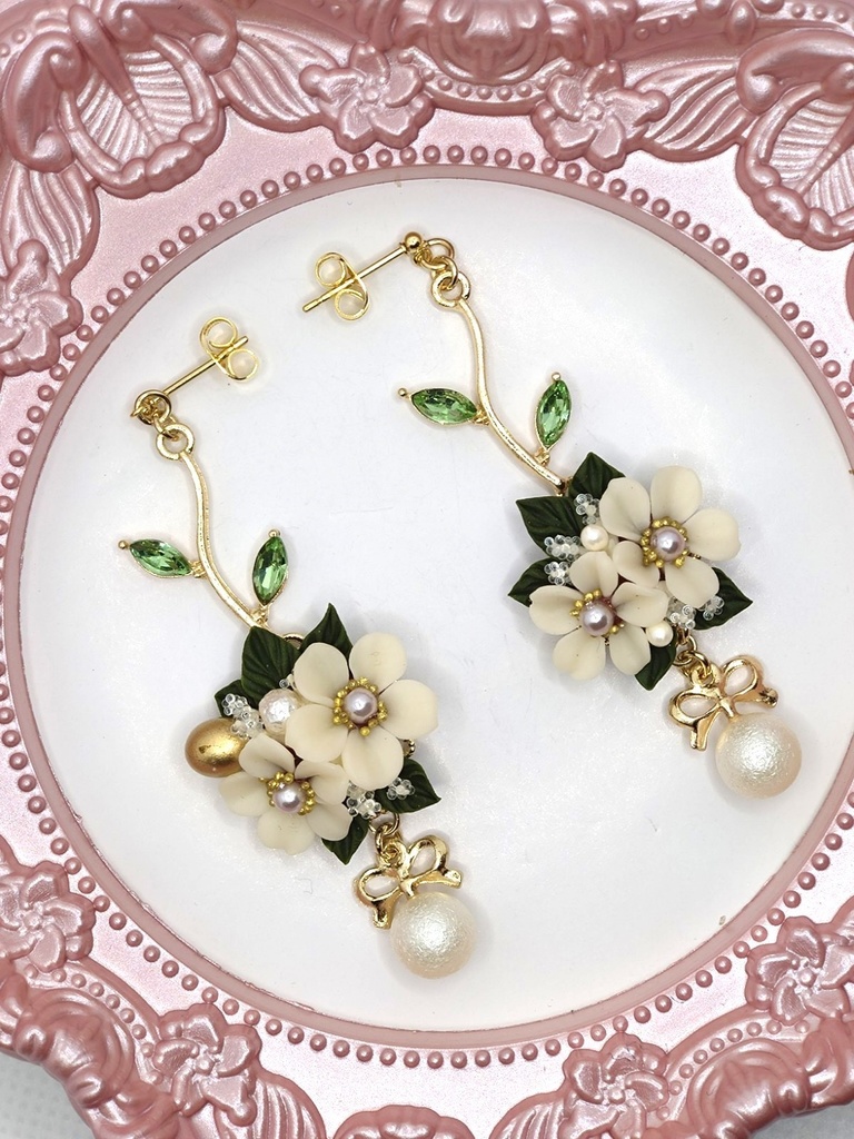 148 白梅のブーケピアス(サージカルステンレス)パーツ変更可