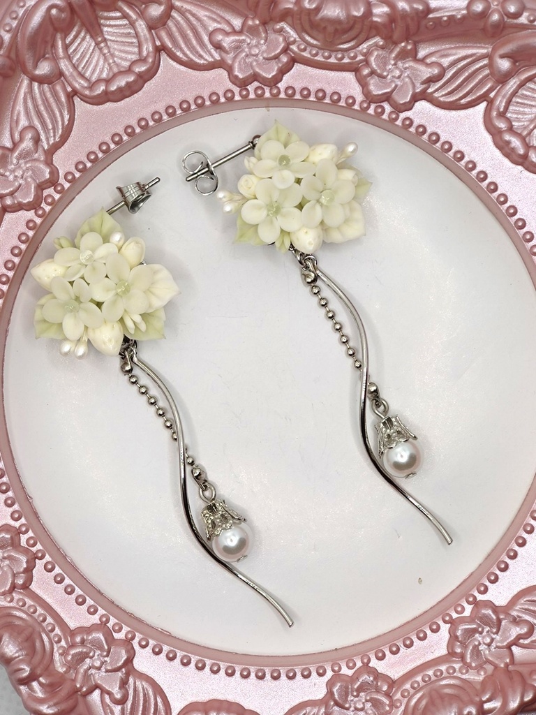 126 白苺のブーケピアス(サージカルステンレス)パーツ変更可