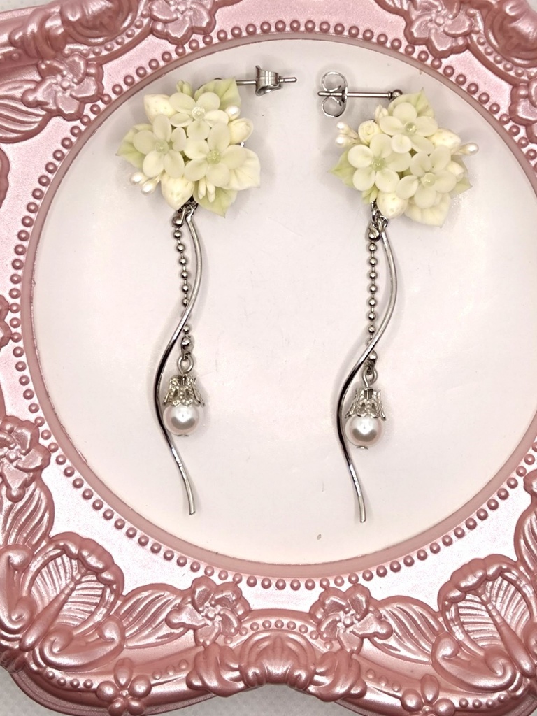 126 白苺のブーケピアス(サージカルステンレス)パーツ変更可