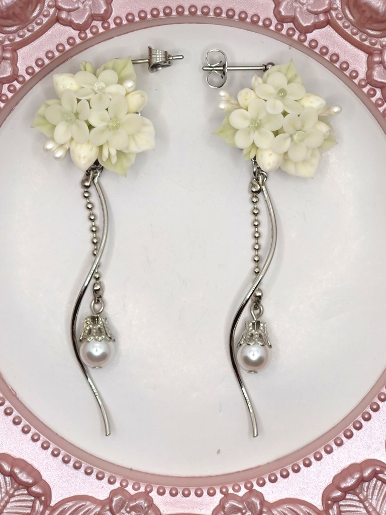 126 白苺のブーケピアス(サージカルステンレス)パーツ変更可