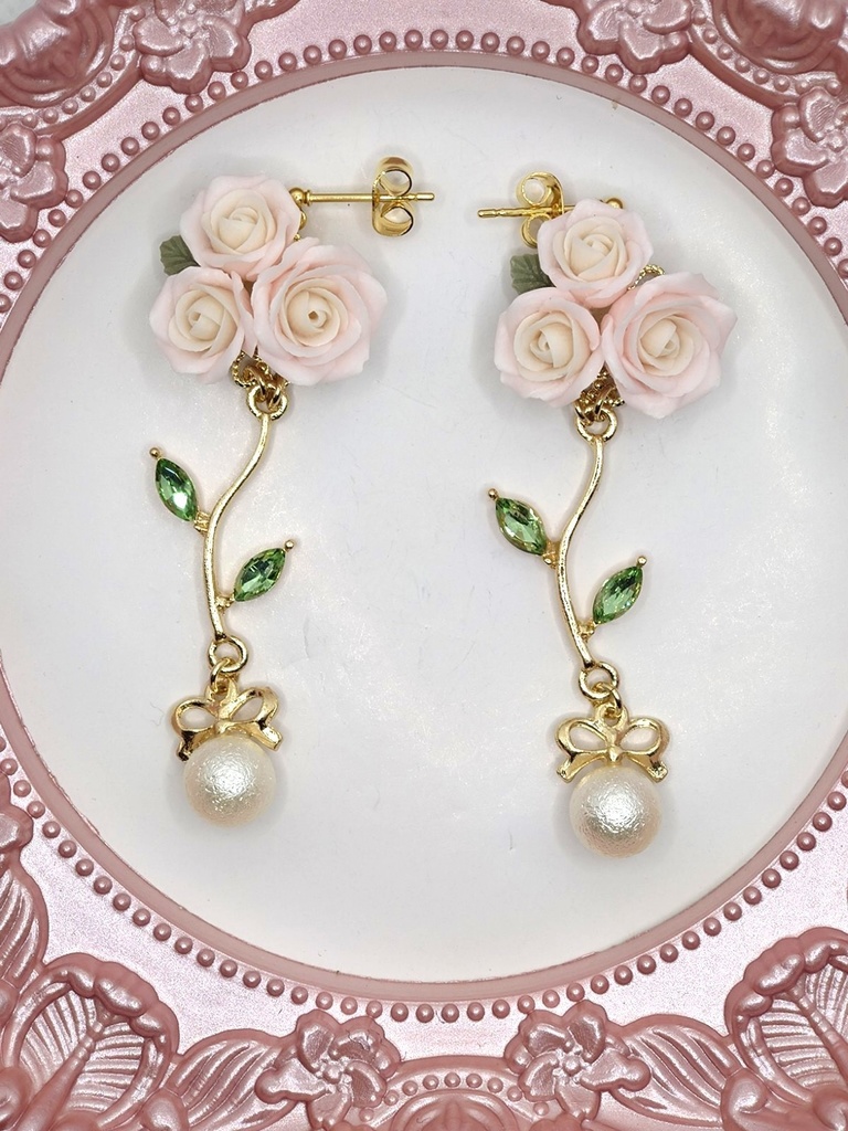 146 薄ピンクのバラブーケピアス(サージカルステンレス)パーツ変更可